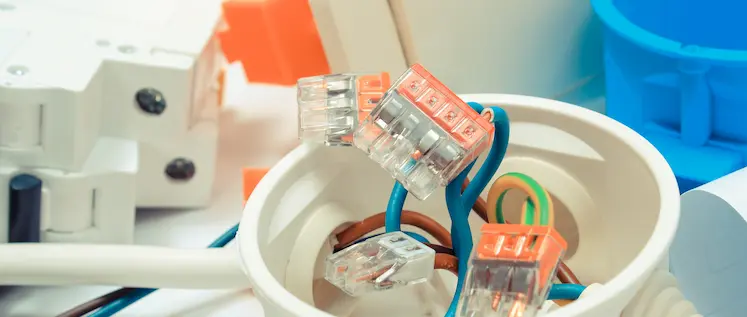 Dettaglio di componenti elettrici certificati installati a parete