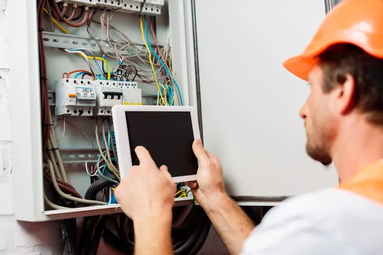 Tecnico abilitato durante la verifica di conformità di un impianto elettrico