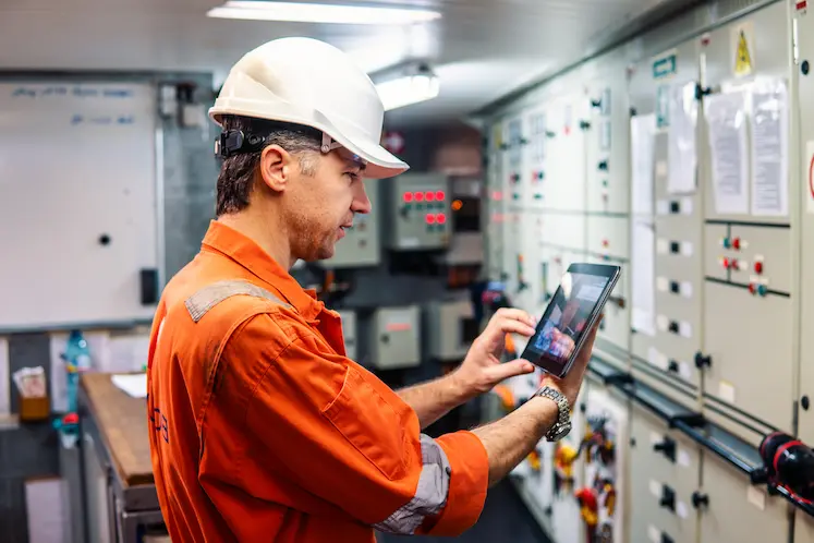 Tecnico che verifica la conformità di un impianto elettrico a Bergamo