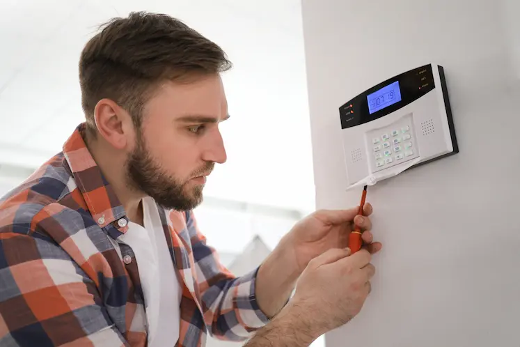 Installazione di un interruttore salvavita in un quadro elettrico