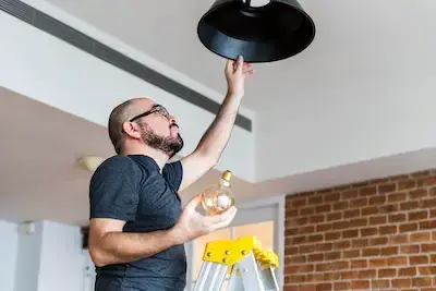 Faretti a LED installati a soffitto in un salotto moderno