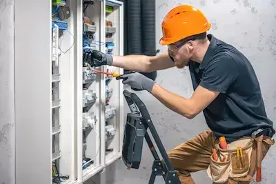 Tecnico che controlla un impianto elettrico civile a Bergamo